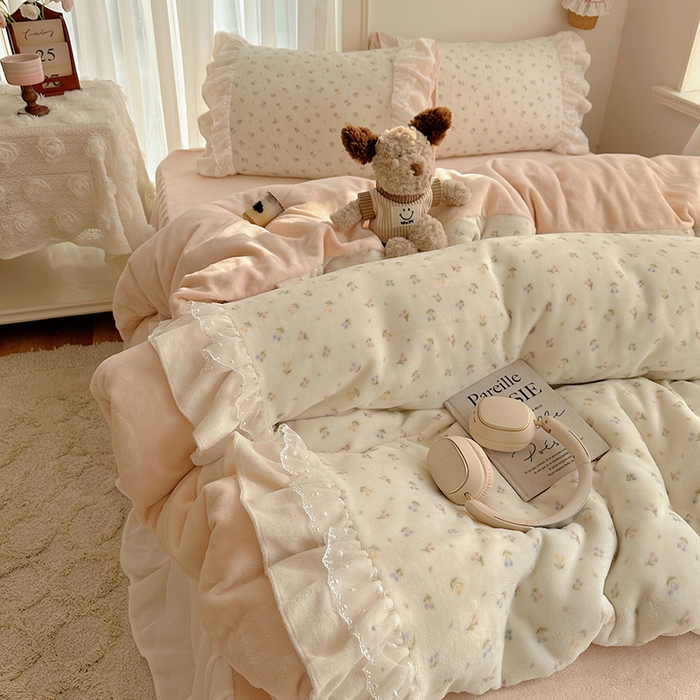 91家纺网 家纺一手货源 找家纺 山茶家纺 2025新款韩系A类牛奶绒花边印花四件套梦境 梦境-小樱桃粉-床裙图