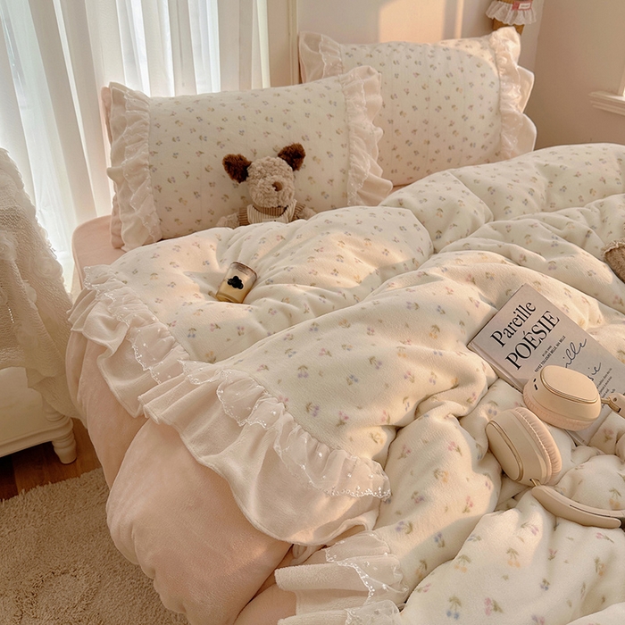 91家纺网 家纺一手货源 找家纺 山茶家纺 2025新款韩系A类牛奶绒花边印花四件套梦境 梦境-小樱桃粉