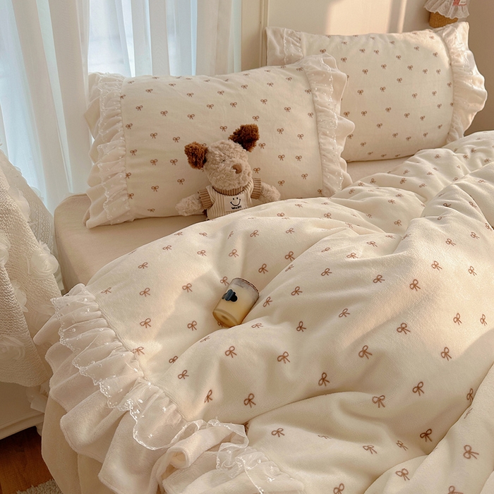 91家纺网 家纺一手货源 找家纺 山茶家纺 2025新款韩系A类牛奶绒花边印花四件套梦境 梦境-蝴蝶结