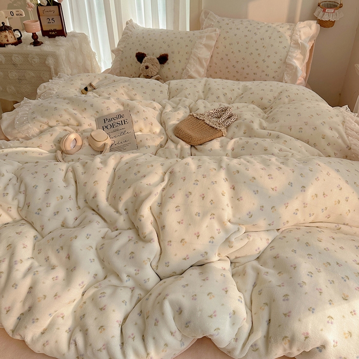 91家纺网 家纺一手货源 找家纺 山茶家纺 2025新款韩系A类牛奶绒花边印花四件套梦境 梦境-小樱桃粉