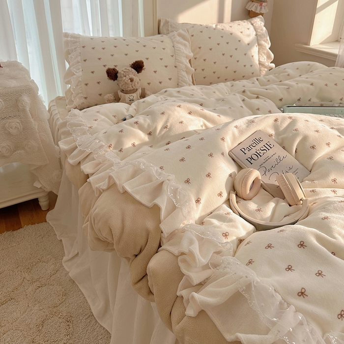 91家纺网 家纺一手货源 找家纺 山茶家纺 2025新款韩系A类牛奶绒花边印花四件套梦境 梦境-蝴蝶结床裙图