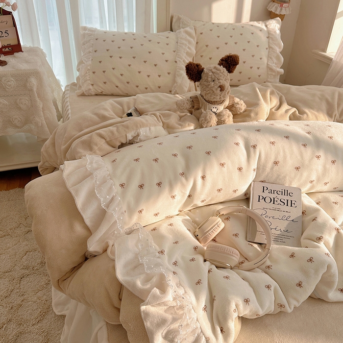 91家纺网 家纺一手货源 找家纺 山茶家纺 2025新款韩系A类牛奶绒花边印花四件套梦境 梦境-蝴蝶结床裙图