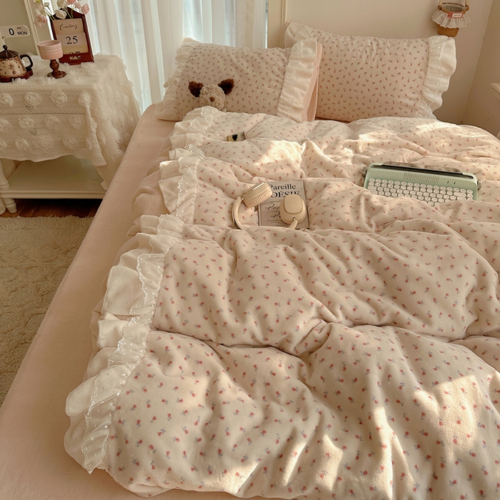 91家纺网 家纺一手货源 找家纺 山茶家纺 2025新款韩系A类牛奶绒花边印花四件套梦境 梦境-小玫瑰