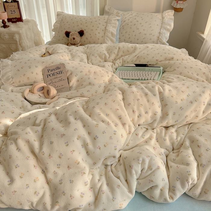 91家纺网 家纺一手货源 找家纺 山茶家纺 2025新款韩系A类牛奶绒花边印花四件套梦境 梦境-小樱桃蓝-床裙图