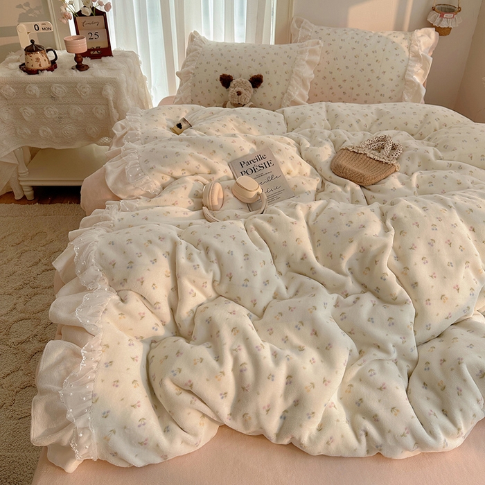 91家纺网 家纺一手货源 找家纺 山茶家纺 2025新款韩系A类牛奶绒花边印花四件套梦境 梦境-小樱桃粉