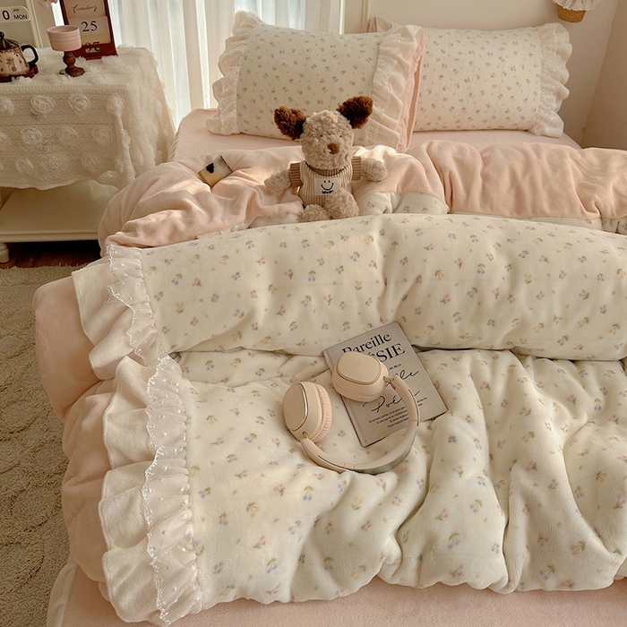 91家纺网 家纺一手货源 找家纺 山茶家纺 2025新款韩系A类牛奶绒花边印花四件套梦境 梦境-小樱桃粉-床裙图