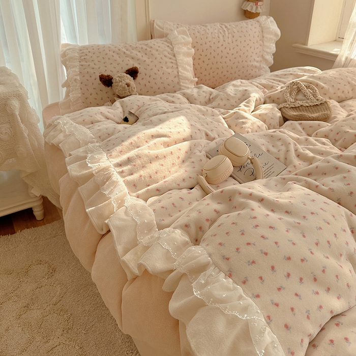 91家纺网 家纺一手货源 找家纺 山茶家纺 2025新款韩系A类牛奶绒花边印花四件套梦境 梦境-小玫瑰