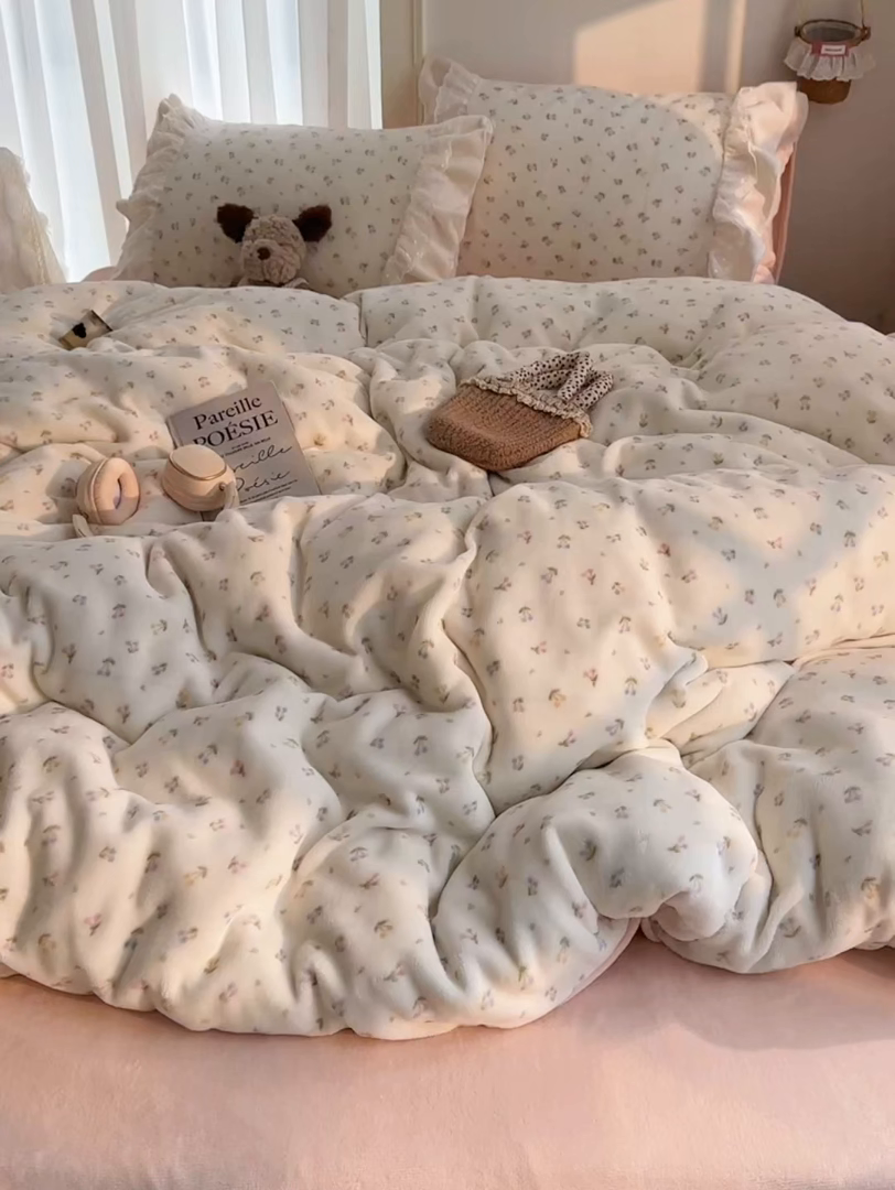 91家纺网 家纺一手货源 找家纺 山茶家纺 2025新款韩系A类牛奶绒花边印花四件套梦境 梦境-小樱桃粉