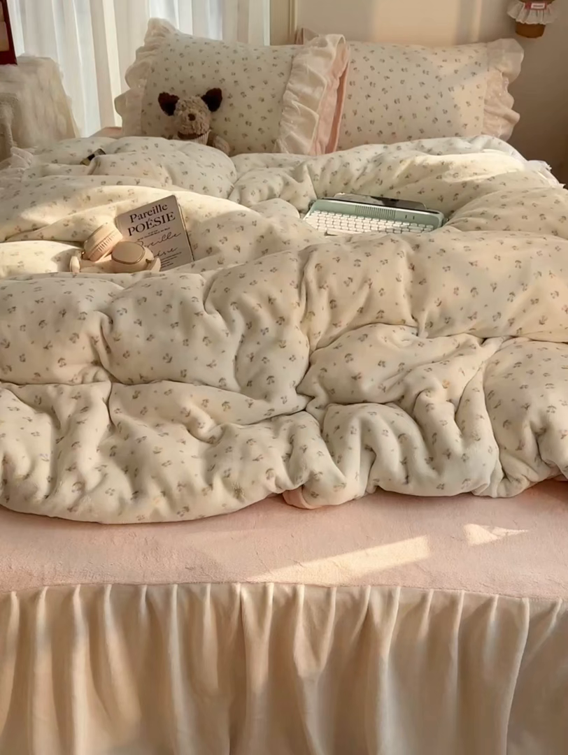 91家纺网 家纺一手货源 找家纺 山茶家纺 2025新款韩系A类牛奶绒花边印花四件套梦境 梦境-小樱桃粉-床裙图