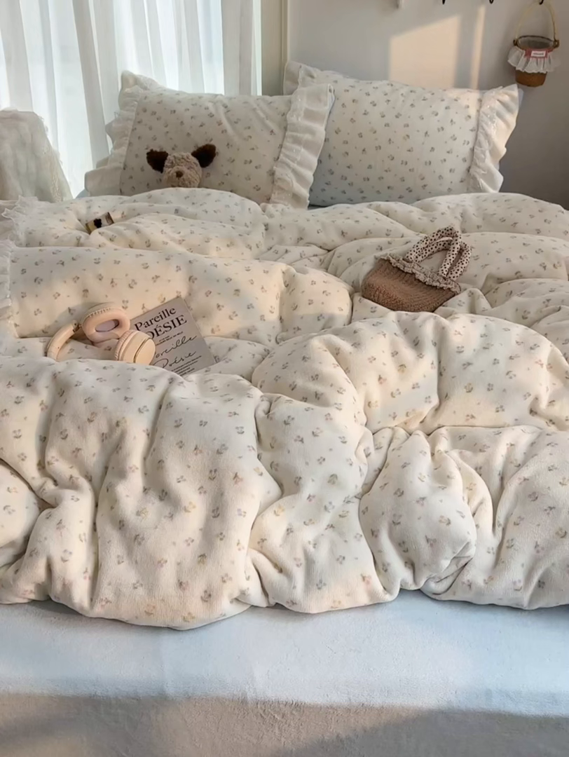 91家纺网 家纺一手货源 找家纺 山茶家纺 2025新款韩系A类牛奶绒花边印花四件套梦境 梦境-小樱桃蓝-床裙图