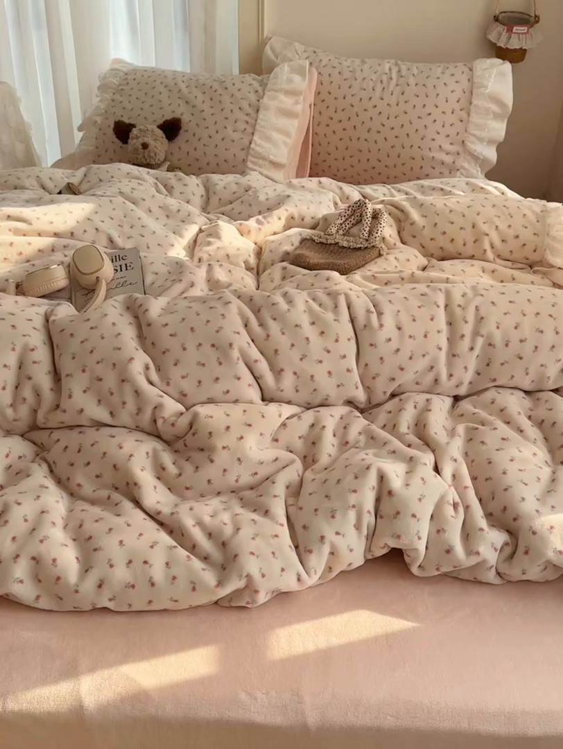 91家纺网 家纺一手货源 找家纺 山茶家纺 2025新款韩系A类牛奶绒花边印花四件套梦境 梦境-小玫瑰-床裙图