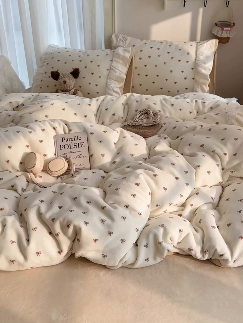 91家纺网 家纺一手货源 找家纺 山茶家纺 2025新款韩系A类牛奶绒花边印花四件套梦境 梦境-蝴蝶结床裙图