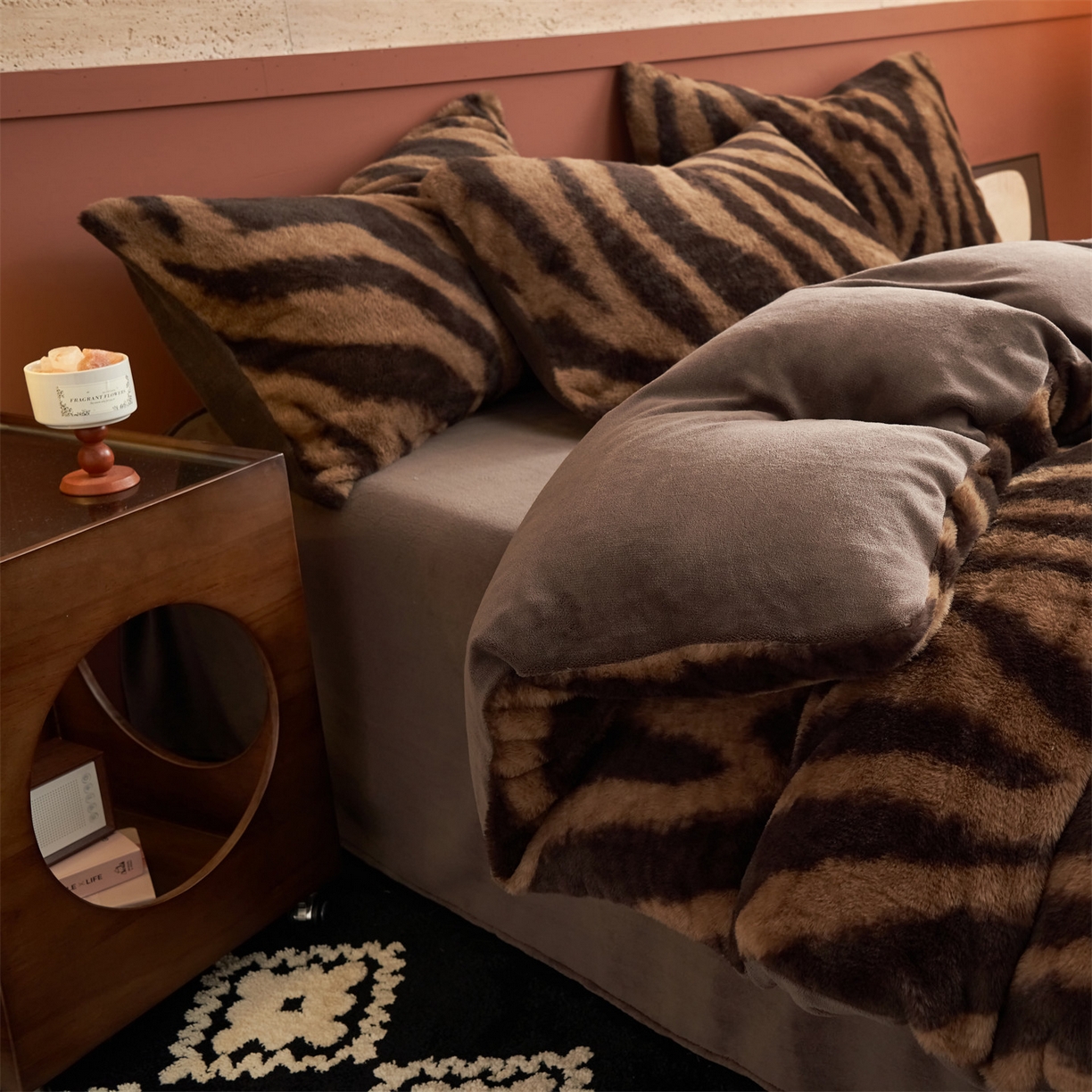 91家纺网 家纺一手货源 找家纺 金鹰 2025新款暖肤兔毛绒四件套牛奶绒四件套 斑马纹