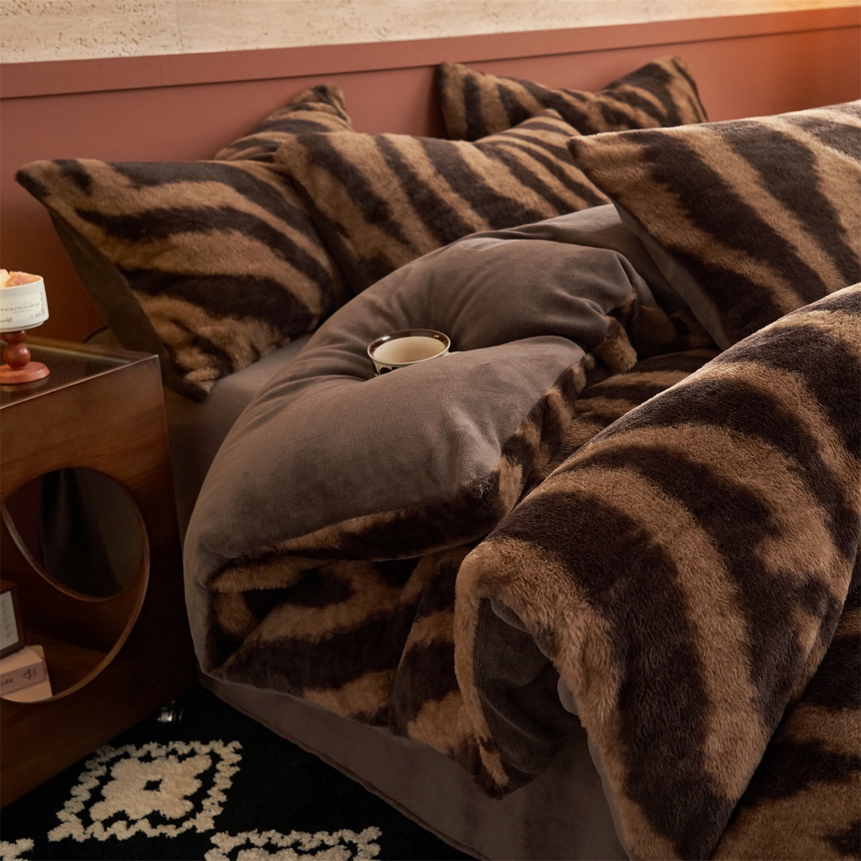 91家纺网 家纺一手货源 找家纺 金鹰 2025新款暖肤兔毛绒四件套牛奶绒四件套 斑马纹