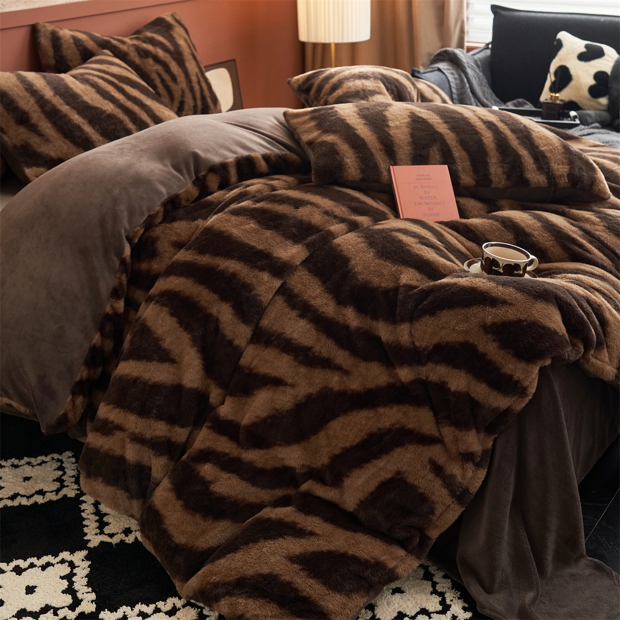 91家纺网 家纺一手货源 找家纺 金鹰 2025新款暖肤兔毛绒四件套牛奶绒四件套 斑马纹