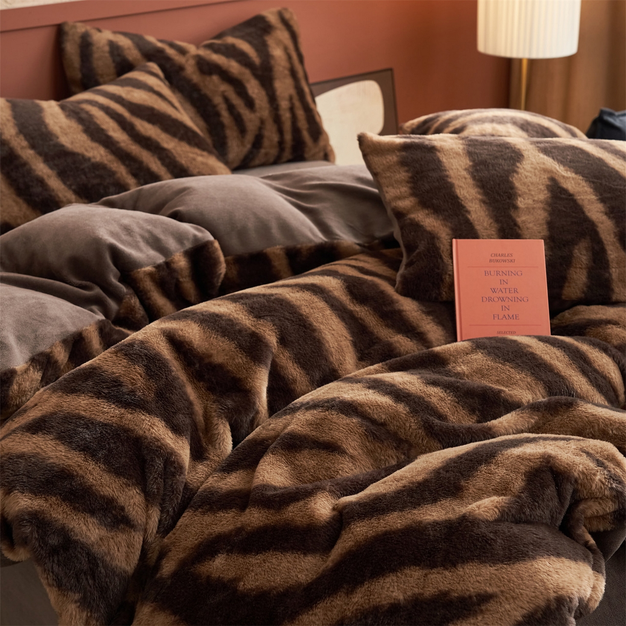 91家纺网 家纺一手货源 找家纺 金鹰 2025新款暖肤兔毛绒四件套牛奶绒四件套 斑马纹