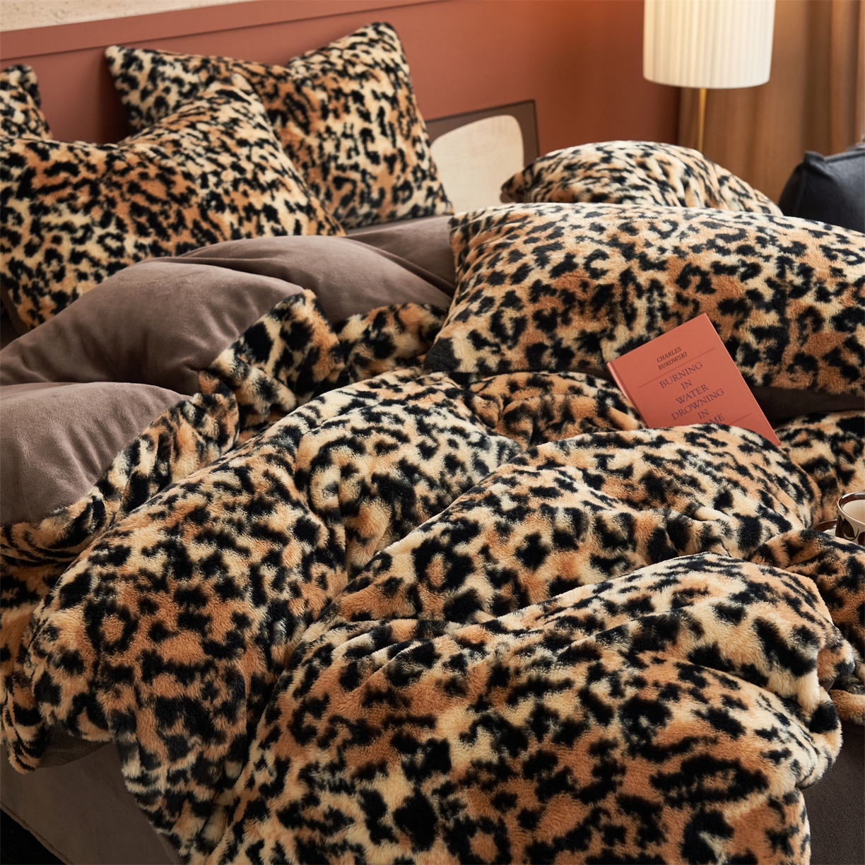 91家纺网 家纺一手货源 找家纺 金鹰 2025新款暖肤兔毛绒四件套牛奶绒四件套 豹纹