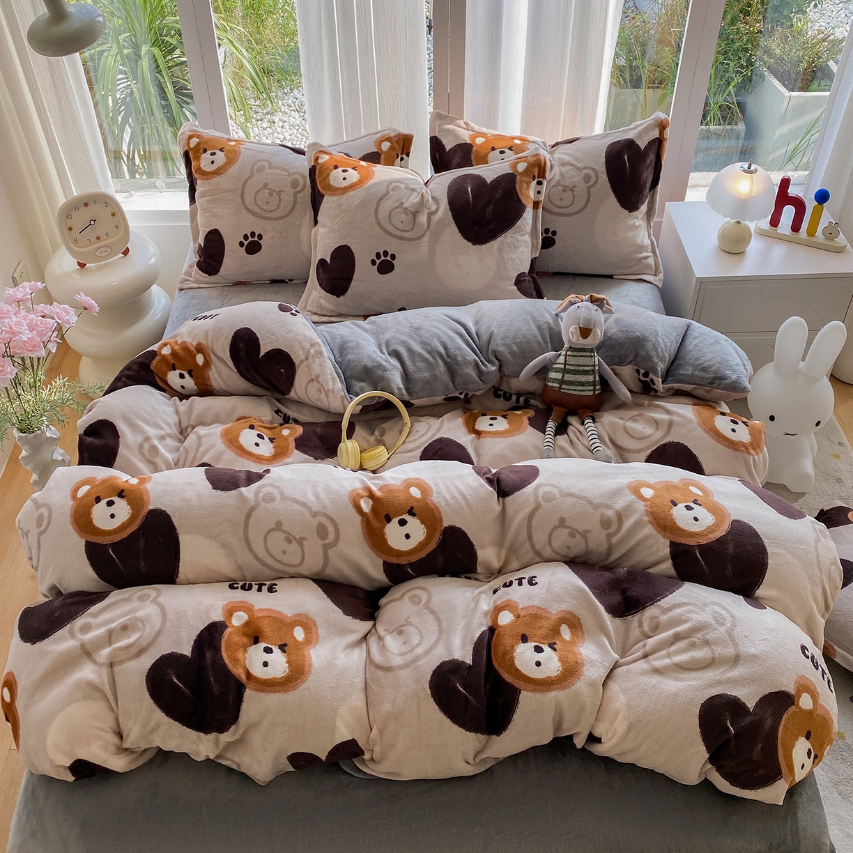 91家纺网 家纺一手货源 找家纺 梵克保罗 2025新款A类高克重牛奶绒印花四件套（包含买家秀） 酷乐熊灰