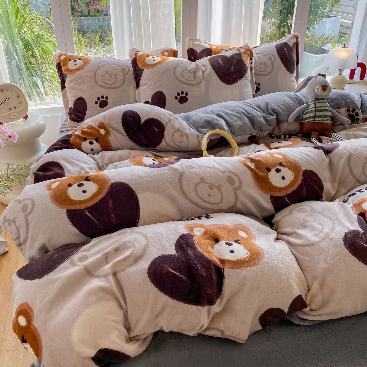 91家纺网 家纺一手货源 找家纺 梵克保罗 2025新款A类高克重牛奶绒印花四件套（包含买家秀） 酷乐熊灰