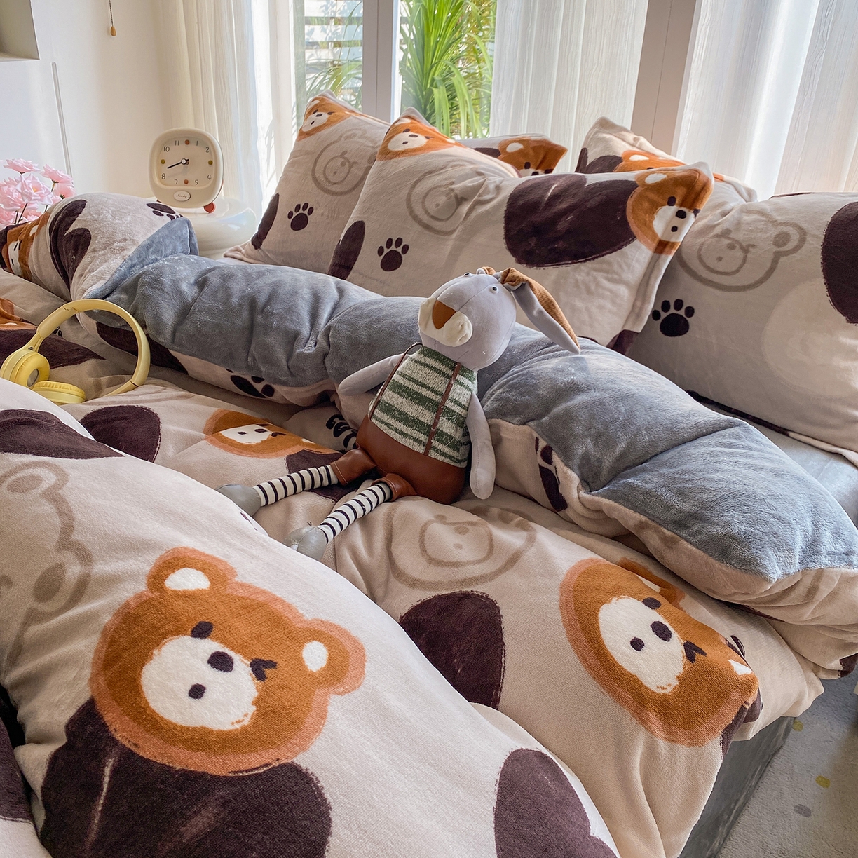 91家纺网 家纺一手货源 找家纺 梵克保罗 2025新款A类高克重牛奶绒印花四件套（包含买家秀） 酷乐熊灰