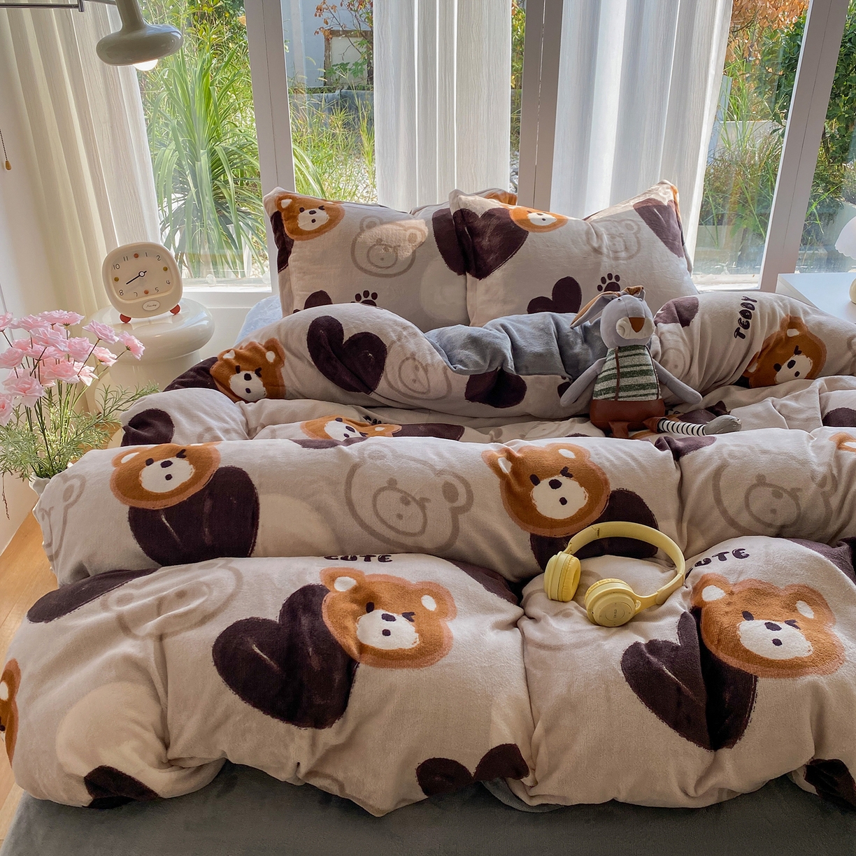 91家纺网 家纺一手货源 找家纺 梵克保罗 2025新款A类高克重牛奶绒印花四件套（包含买家秀） 酷乐熊灰