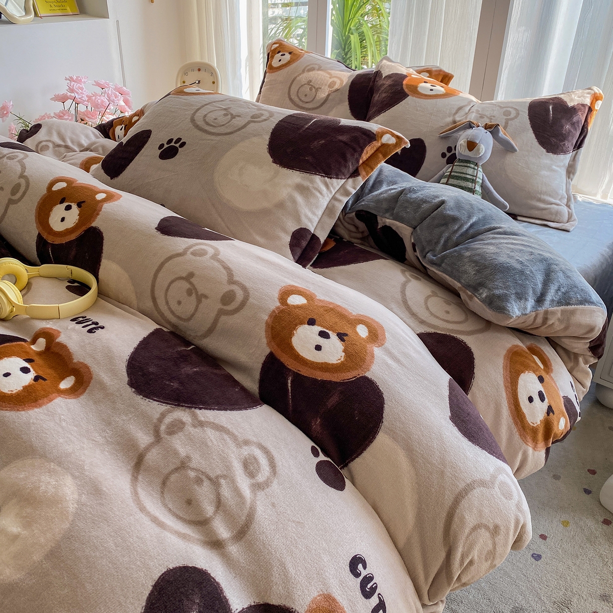 91家纺网 家纺一手货源 找家纺 梵克保罗 2025新款A类高克重牛奶绒印花四件套（包含买家秀） 酷乐熊灰