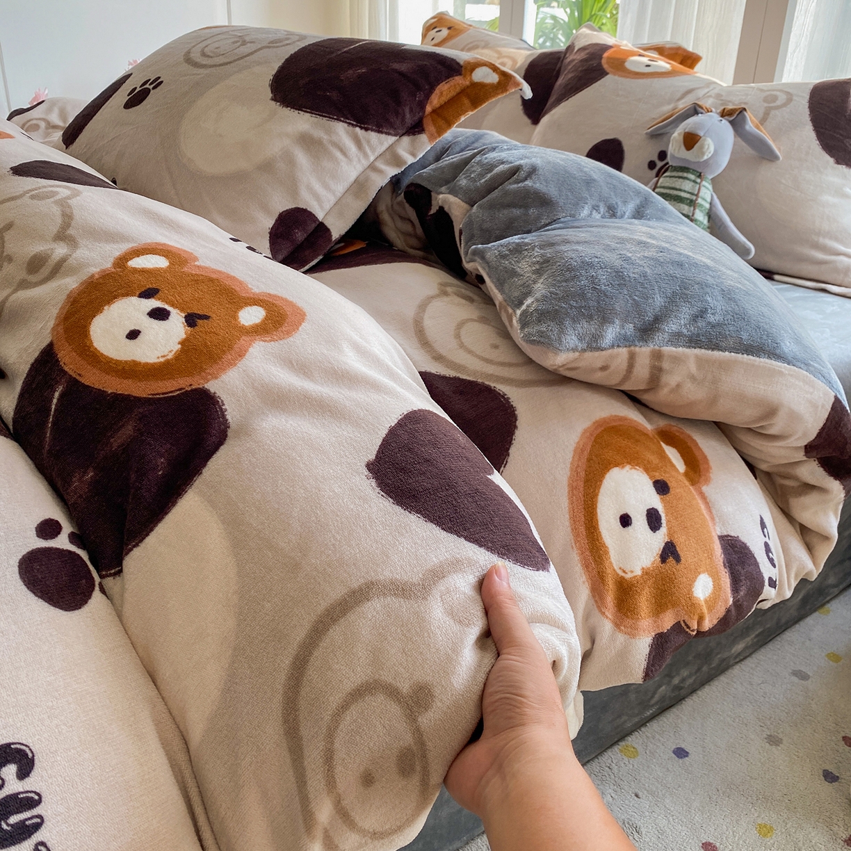 91家纺网 家纺一手货源 找家纺 梵克保罗 2025新款A类高克重牛奶绒印花四件套（包含买家秀） 酷乐熊灰