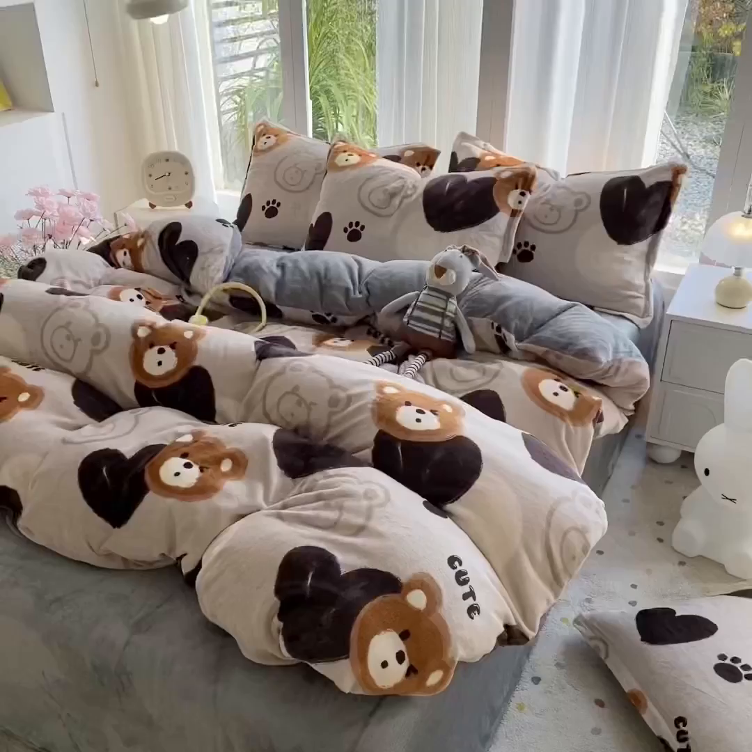 91家纺网 家纺一手货源 找家纺 梵克保罗 2025新款A类高克重牛奶绒印花四件套（包含买家秀） 酷乐熊灰