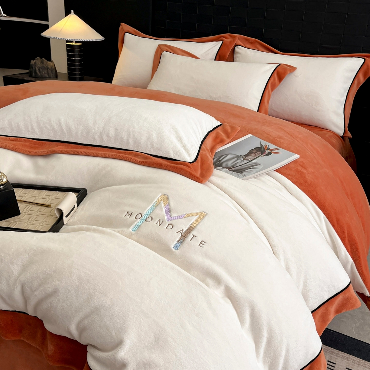 91家纺网 家纺一手货源 找家纺 遇见家居生活馆 2025新款A类牛奶绒玛利亚绒宽边四件套（控价：标准178，加大188，床笠款183） 奶昔白+亚麻驼