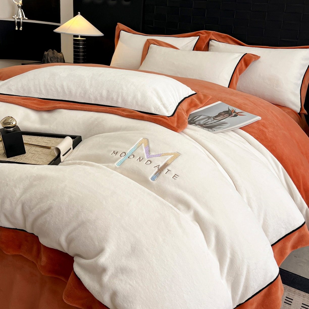 91家纺网 家纺一手货源 找家纺 遇见家居生活馆 2025新款A类牛奶绒玛利亚绒宽边四件套（控价：标准178，加大188，床笠款183） 奶昔白+亚麻驼