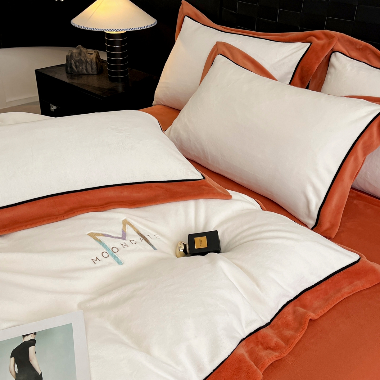 91家纺网 家纺一手货源 找家纺 遇见家居生活馆 2025新款A类牛奶绒玛利亚绒宽边四件套（控价：标准178，加大188，床笠款183） 奶昔白+亚麻驼