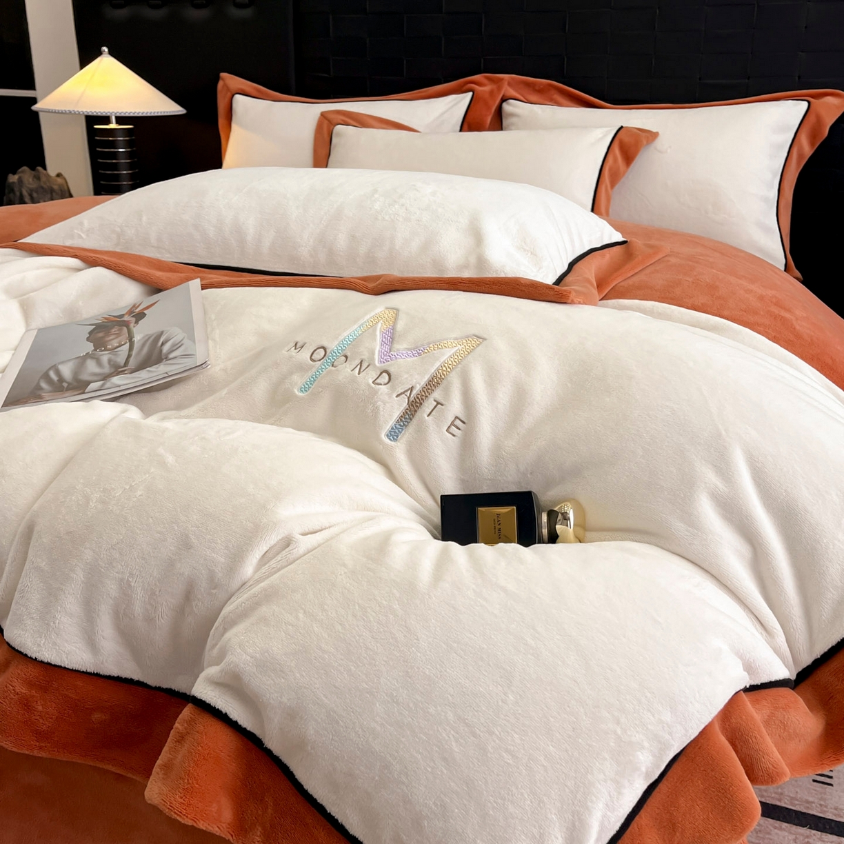 91家纺网 家纺一手货源 找家纺 遇见家居生活馆 2025新款A类牛奶绒玛利亚绒宽边四件套（控价：标准178，加大188，床笠款183） 奶昔白+亚麻驼