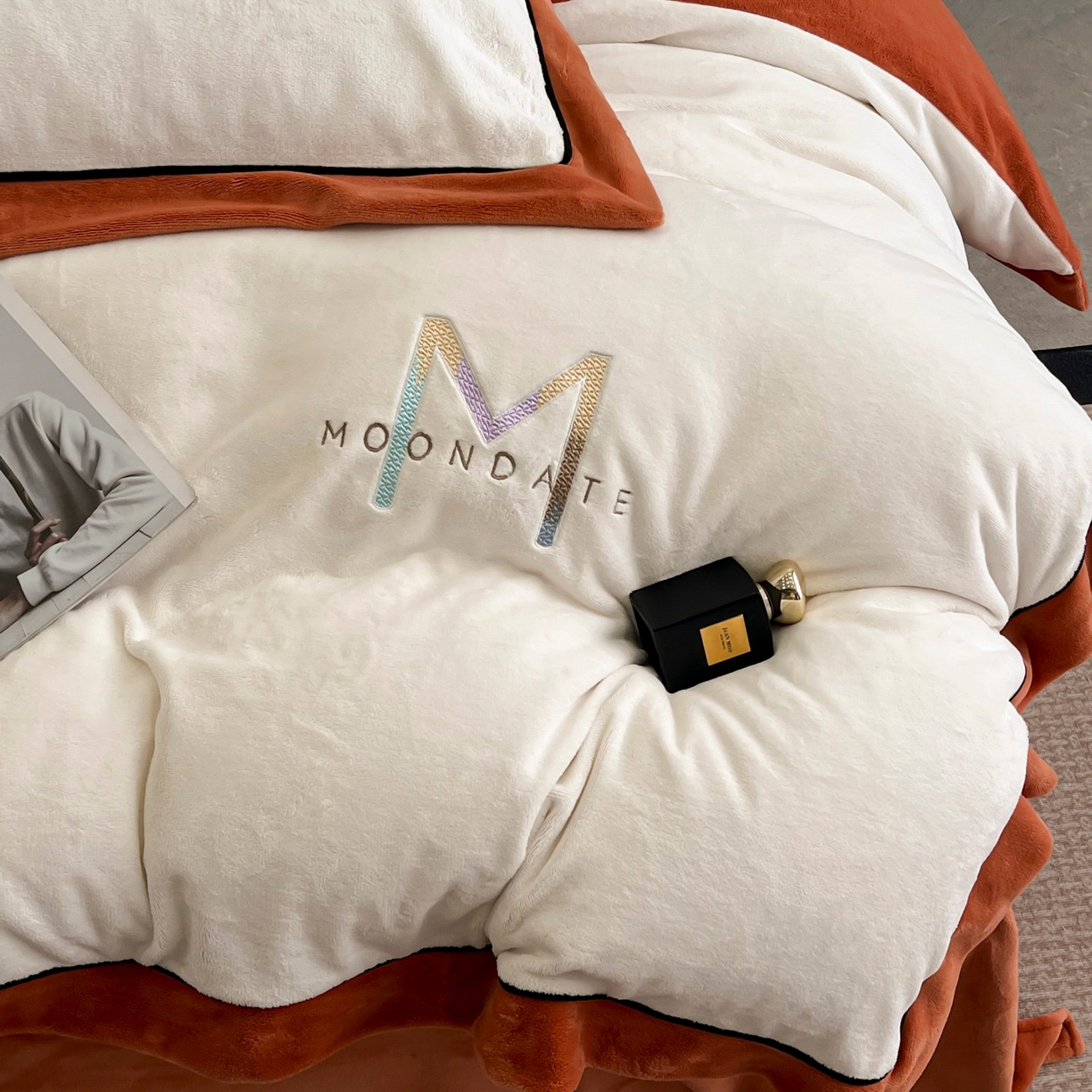 91家纺网 家纺一手货源 找家纺 遇见家居生活馆 2025新款A类牛奶绒玛利亚绒宽边四件套（控价：标准178，加大188，床笠款183） 奶昔白+亚麻驼