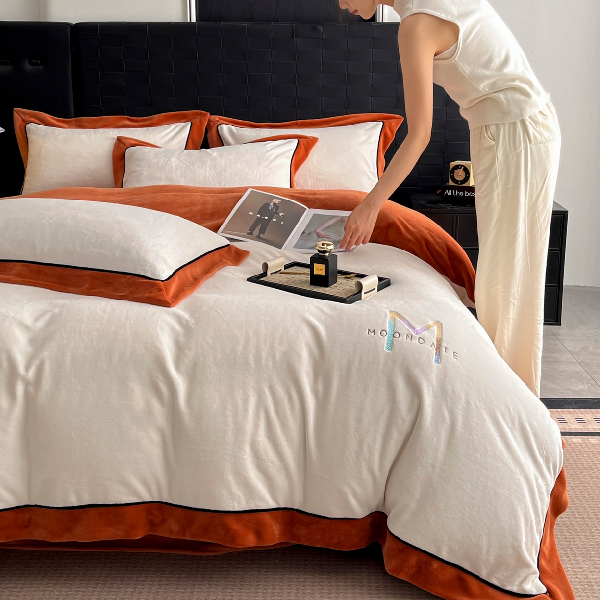 91家纺网 家纺一手货源 找家纺 遇见家居生活馆 2025新款A类牛奶绒玛利亚绒宽边四件套（控价：标准178，加大188，床笠款183） 奶昔白+亚麻驼