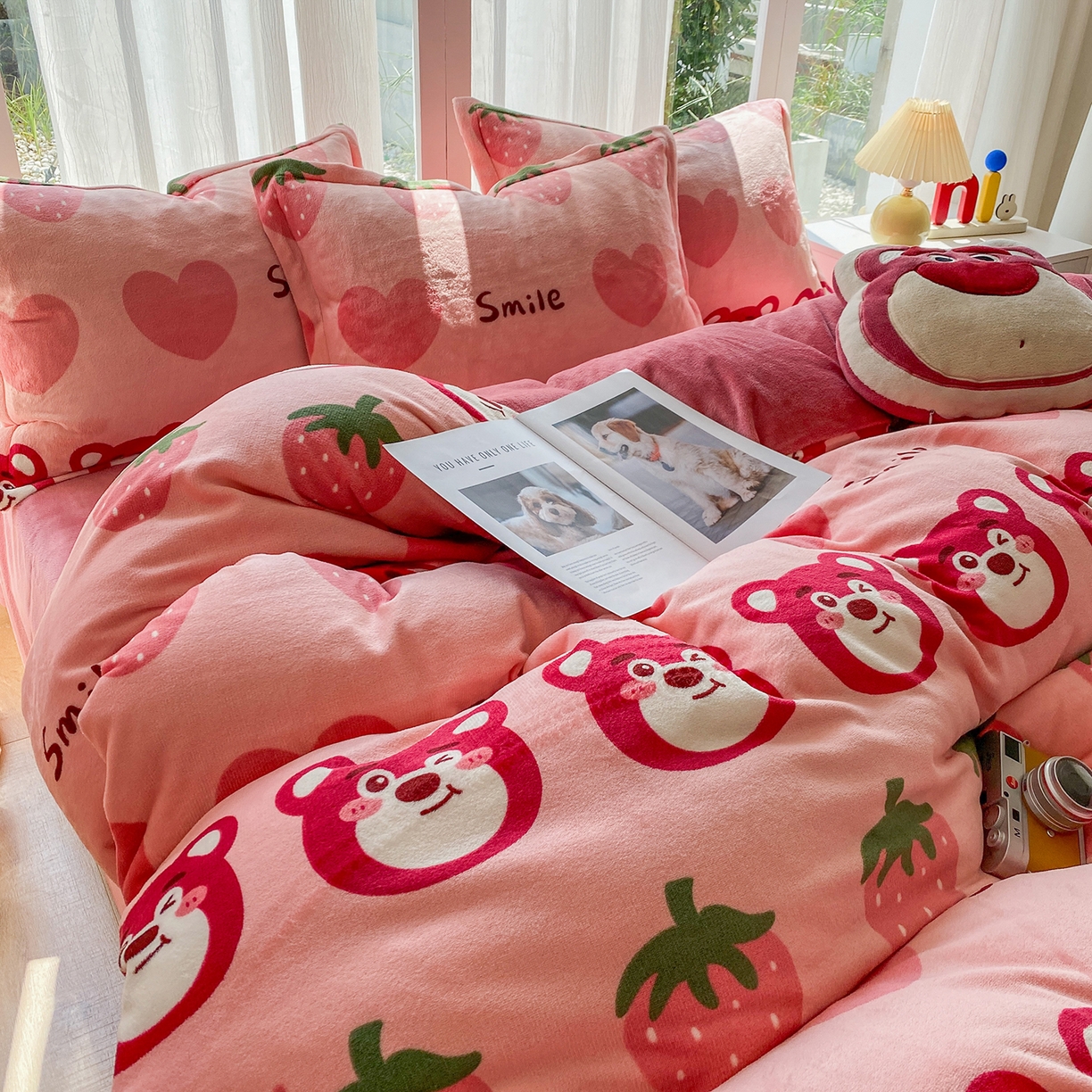 91家纺网 家纺一手货源 找家纺 梵克保罗 2025新款A类高克重牛奶绒印花四件套（包含买家秀） 莓果熊粉