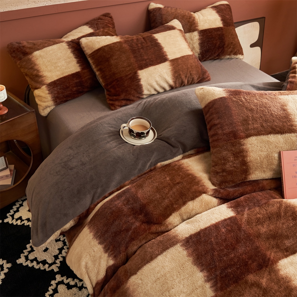 91家纺网 家纺一手货源 找家纺 金鹰 2025新款暖肤兔毛绒四件套牛奶绒四件套 格调