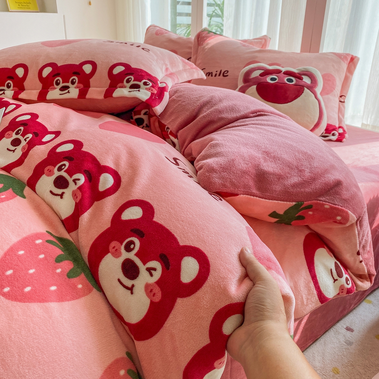 91家纺网 家纺一手货源 找家纺 梵克保罗 2025新款A类高克重牛奶绒印花四件套（包含买家秀） 莓果熊粉