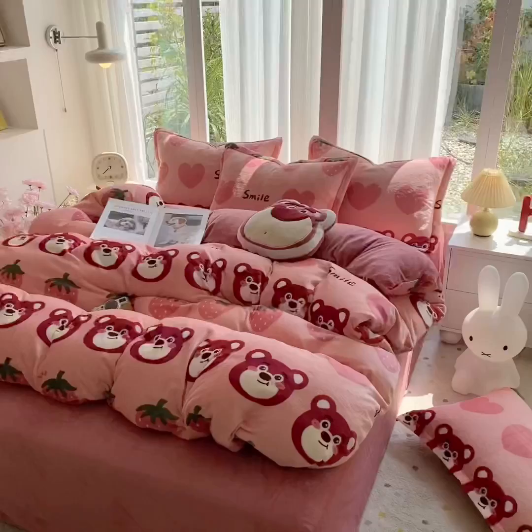 91家纺网 家纺一手货源 找家纺 梵克保罗 2025新款A类高克重牛奶绒印花四件套（包含买家秀） 莓果熊粉