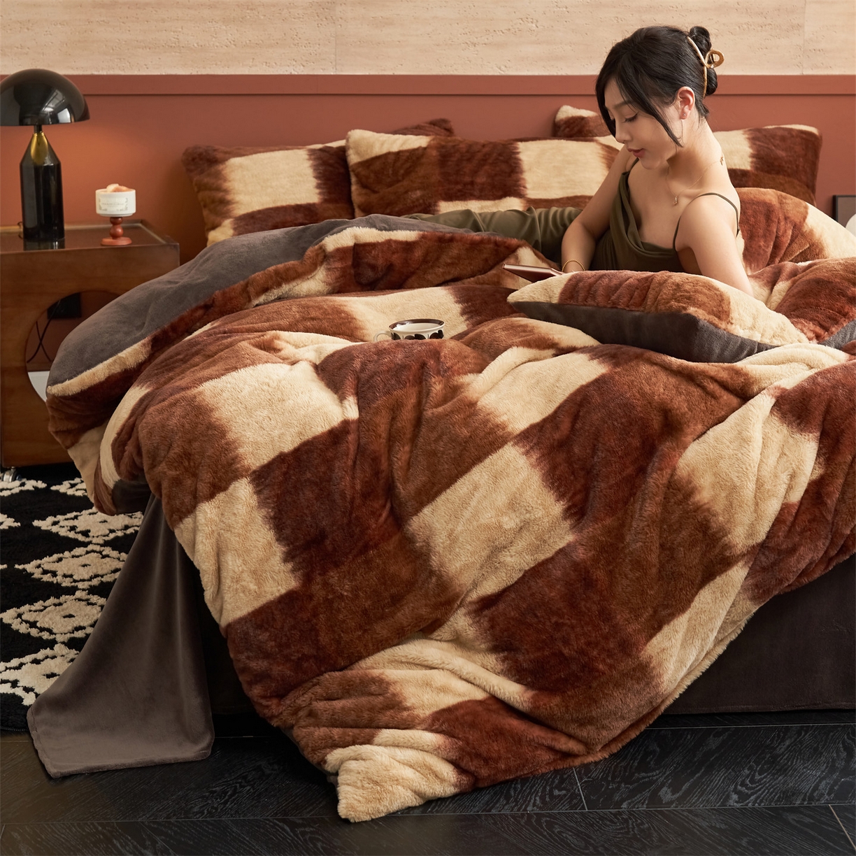 91家纺网 家纺一手货源 找家纺 金鹰 2025新款暖肤兔毛绒四件套牛奶绒四件套 格调