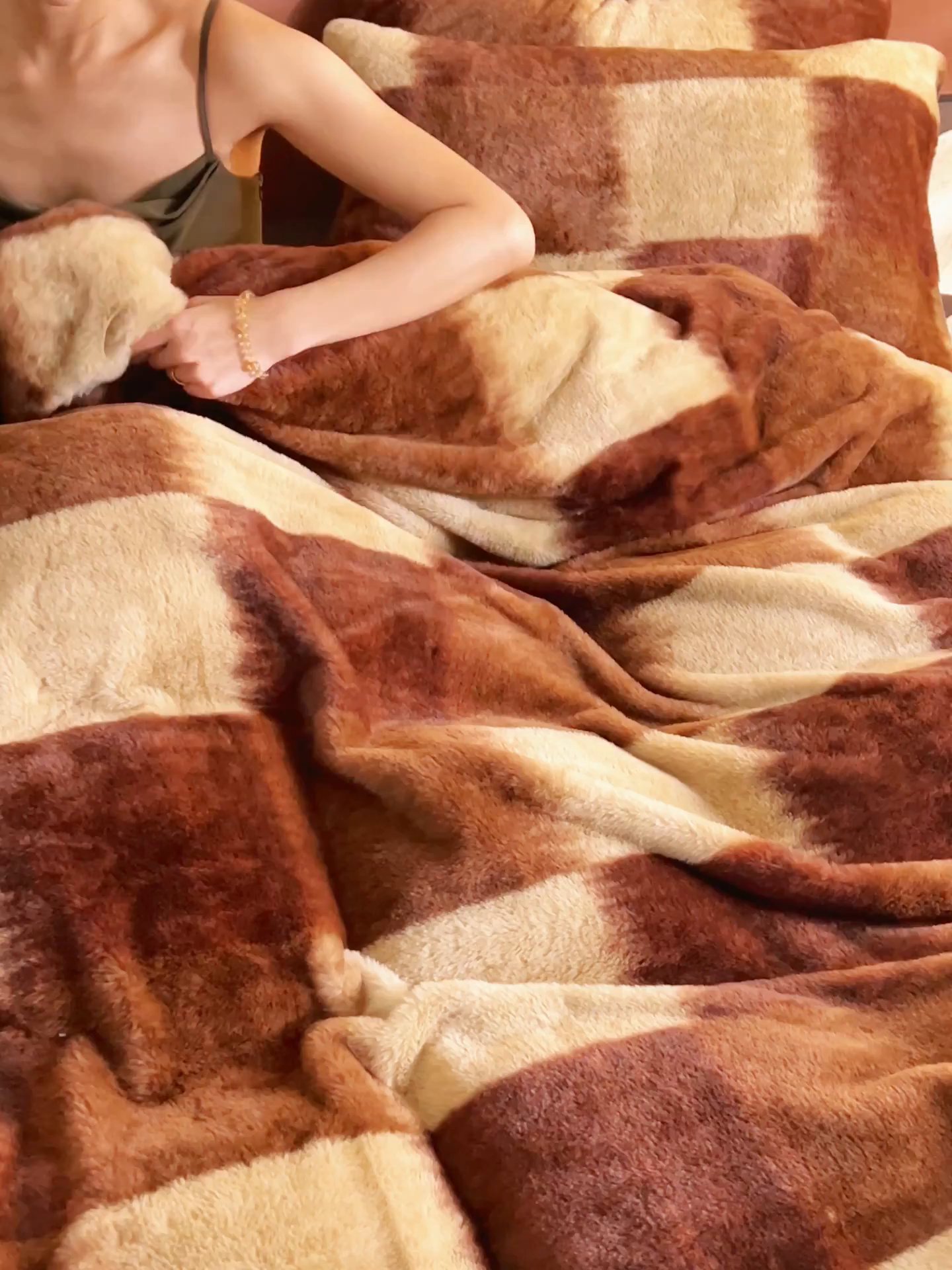 91家纺网 家纺一手货源 找家纺 金鹰 2025新款暖肤兔毛绒四件套牛奶绒四件套 格调