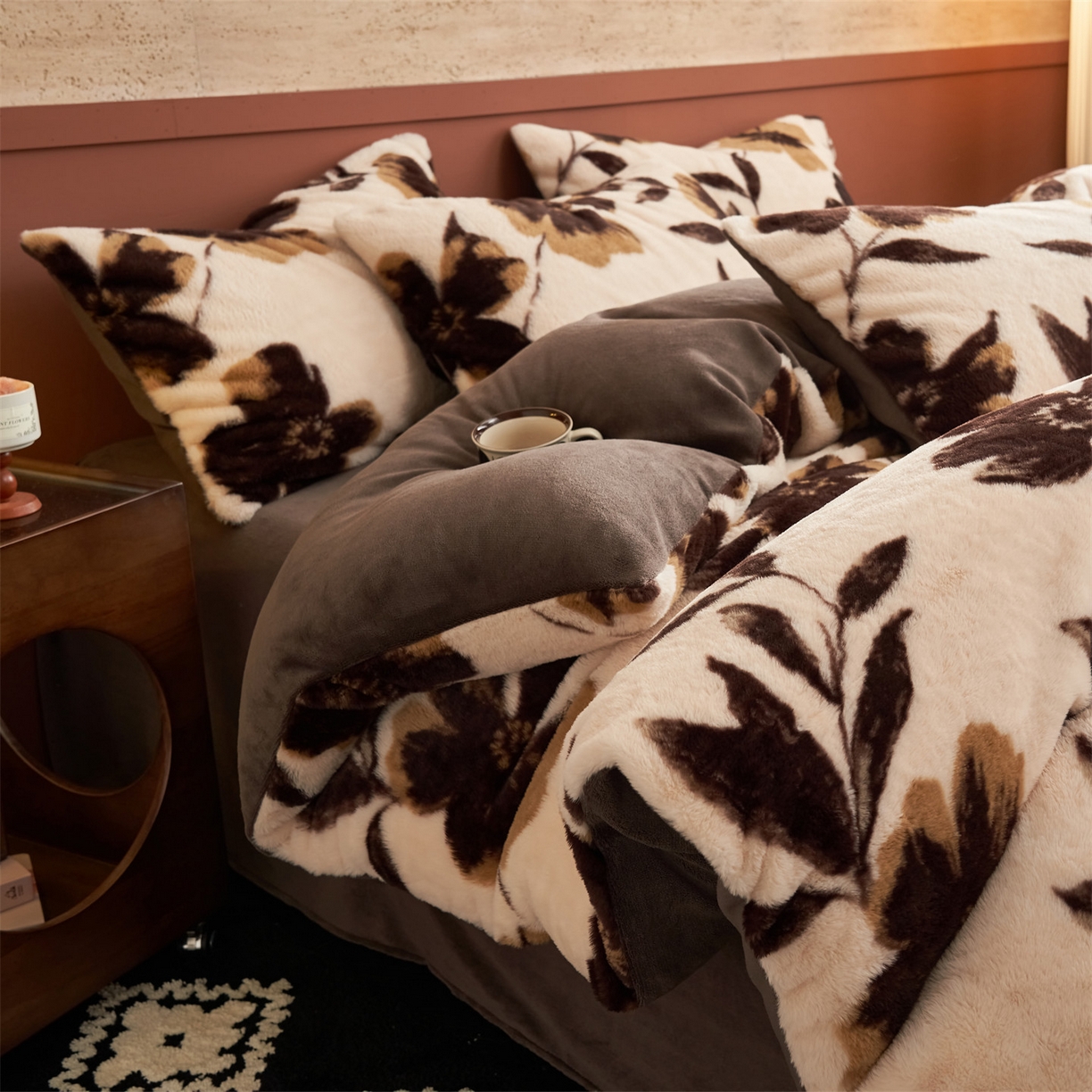 91家纺网 家纺一手货源 找家纺 金鹰 2025新款暖肤兔毛绒四件套牛奶绒四件套 花韵