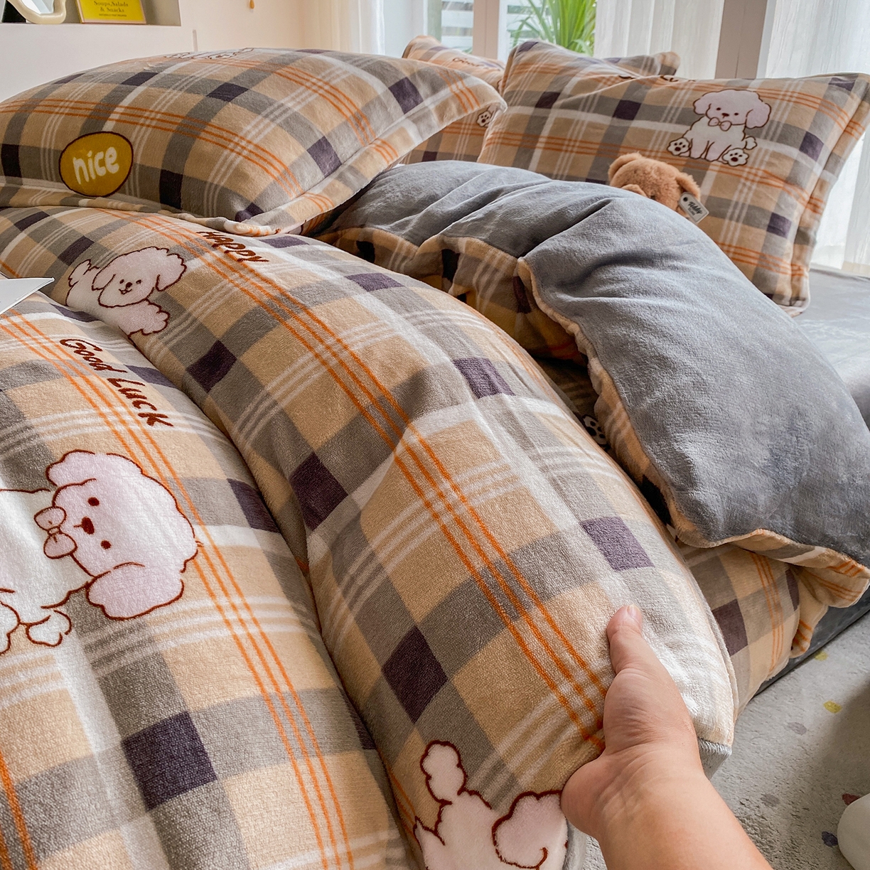 91家纺网 家纺一手货源 找家纺 梵克保罗 2025新款A类高克重牛奶绒印花四件套（包含买家秀） 顽皮狗咖