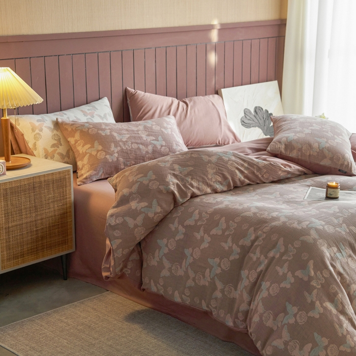 91家纺网 家纺一手货源 找家纺 宜代光年 2025新款彩色色织大提花纱布四件套 蝶舞-咖