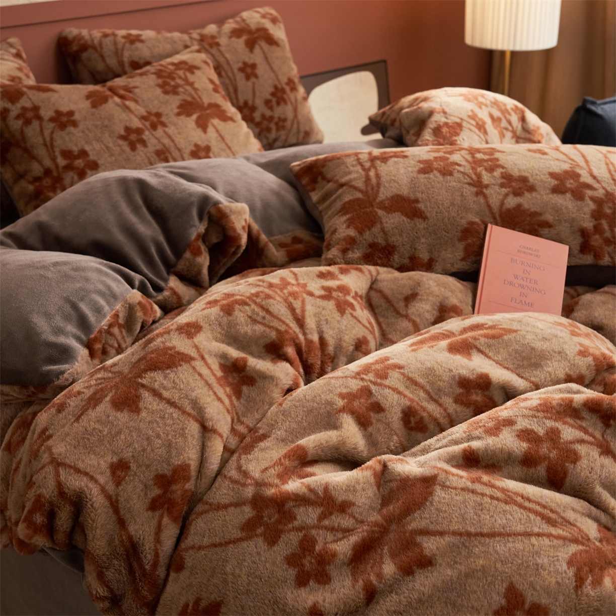 91家纺网 家纺一手货源 找家纺 金鹰 2025新款暖肤兔毛绒四件套牛奶绒四件套 秋恋