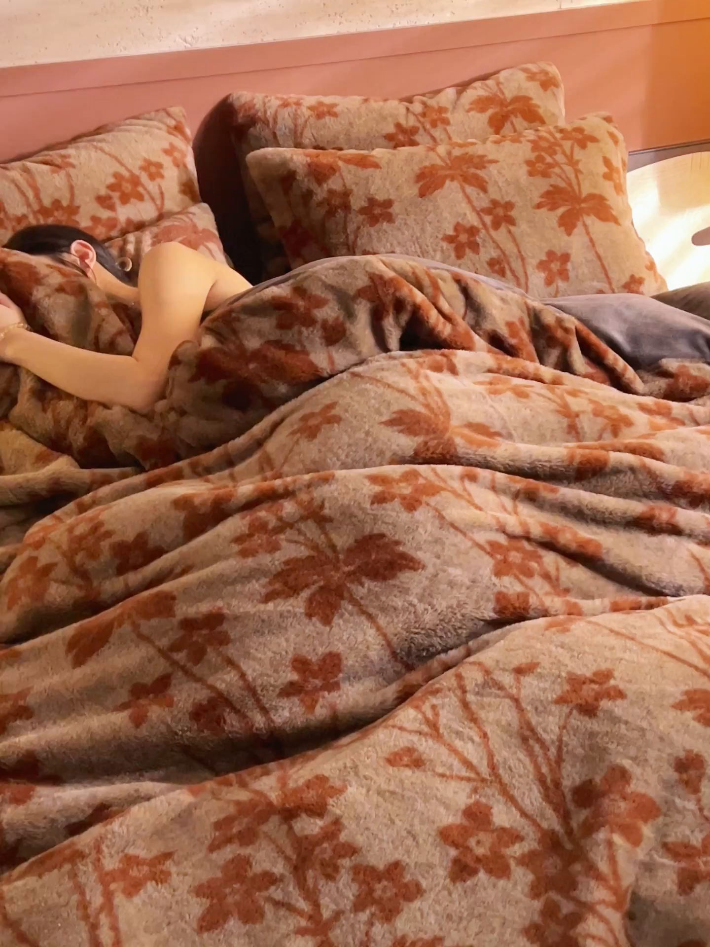 91家纺网 家纺一手货源 找家纺 金鹰 2025新款暖肤兔毛绒四件套牛奶绒四件套 秋恋