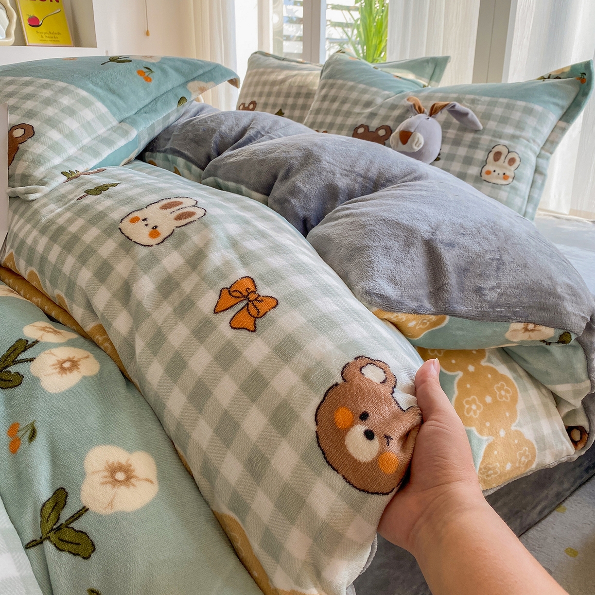 91家纺网 家纺一手货源 找家纺 梵克保罗 2025新款A类高克重牛奶绒印花四件套（包含买家秀） 熊兔花园兰