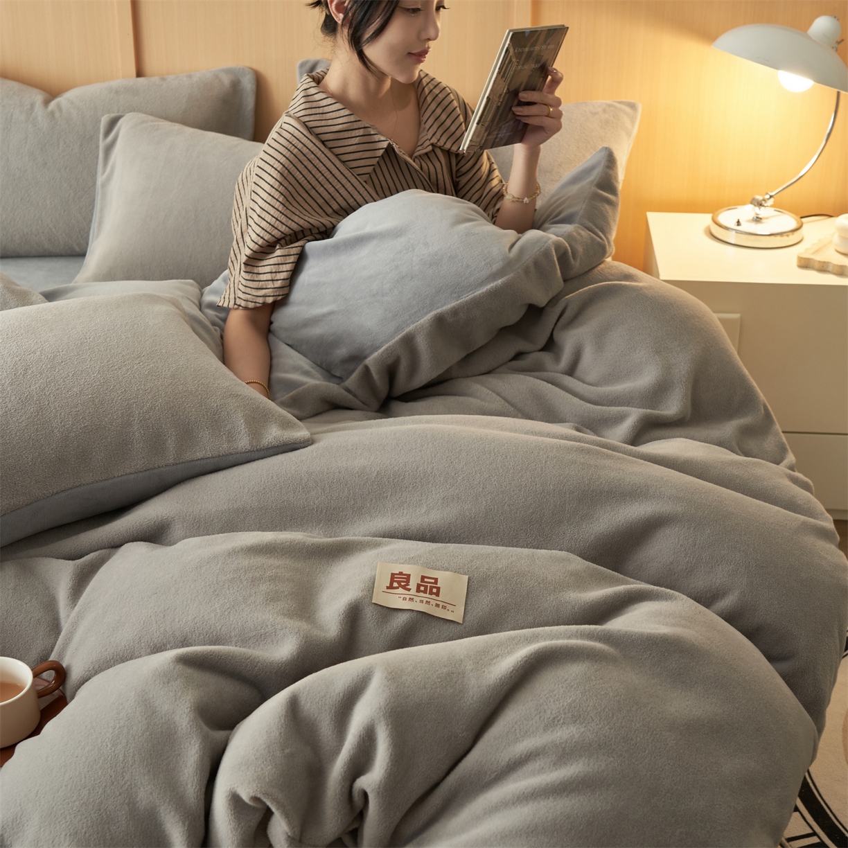 91家纺网 家纺一手货源 找家纺 金鹰 2025新款羊驼绒牛奶绒四件套加厚保暖绒套件被套 羊驼绒-浅灰