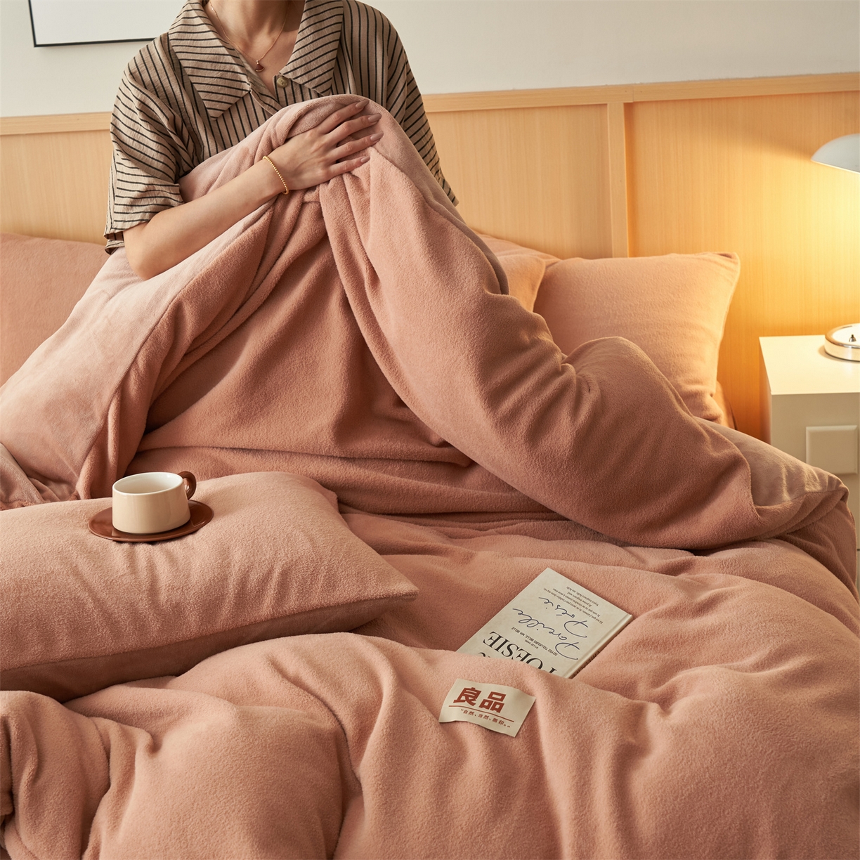 91家纺网 家纺一手货源 找家纺 金鹰 2025新款羊驼绒牛奶绒四件套加厚保暖绒套件被套 羊驼绒-焦糖