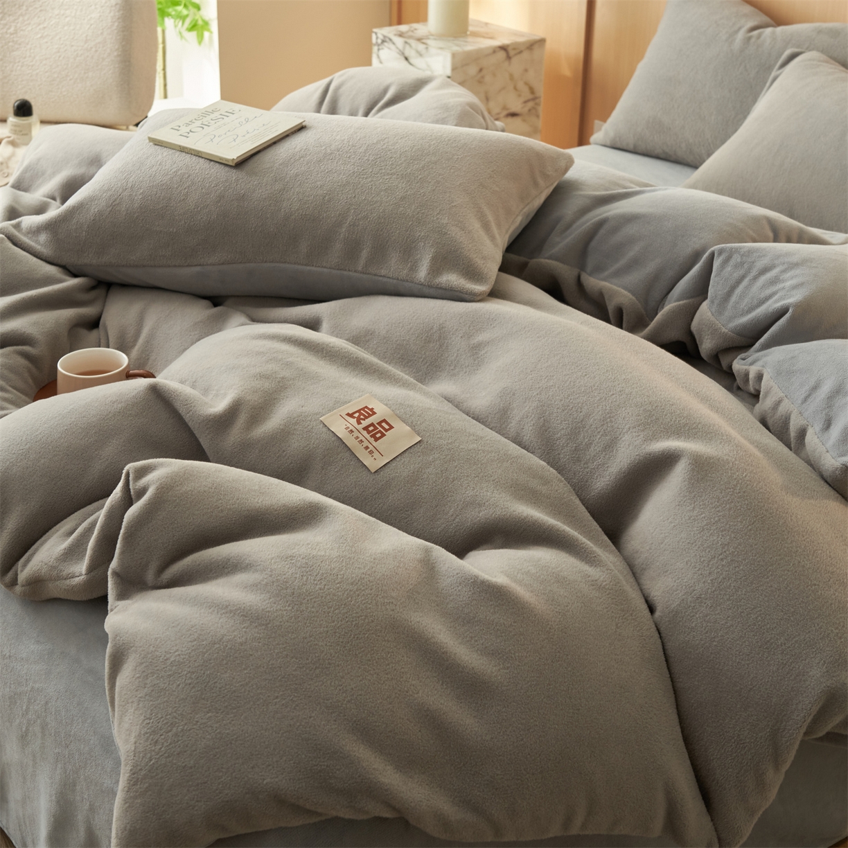 91家纺网 家纺一手货源 找家纺 金鹰 2025新款羊驼绒牛奶绒四件套加厚保暖绒套件被套 羊驼绒-浅灰
