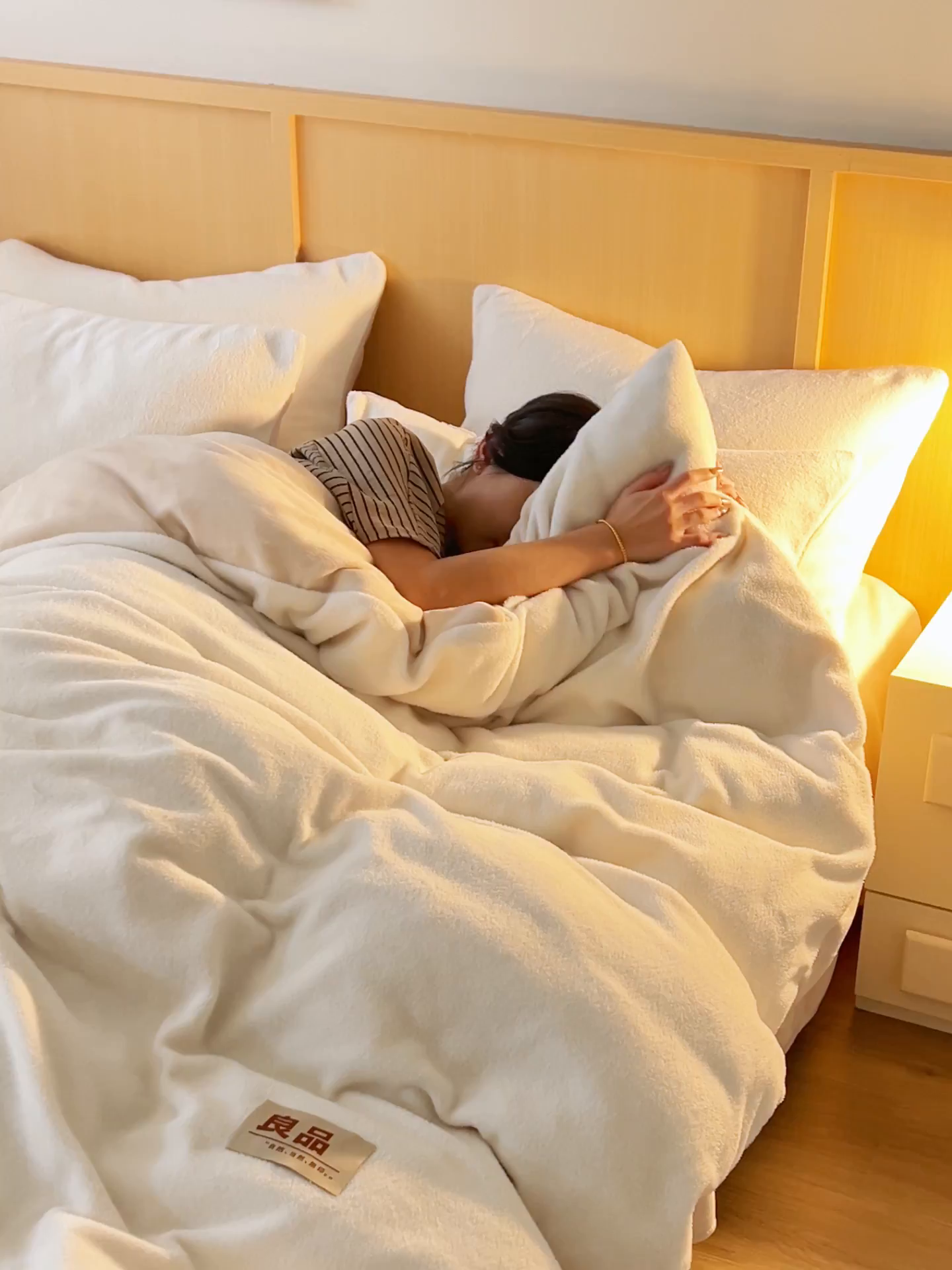 91家纺网 家纺一手货源 找家纺 金鹰 2025新款羊驼绒牛奶绒四件套加厚保暖绒套件被套 羊驼绒-奶白